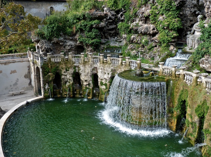 Tivoli or Oval Fountain 3