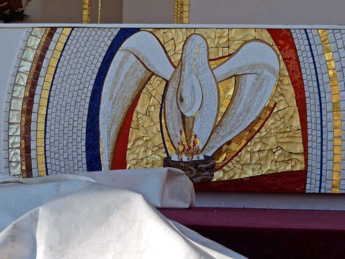 Chiesa di San Pio Pelican, Exterior Altar