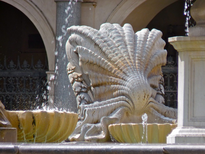 Fountain Piazza di Santa Maria in Trastevere 3