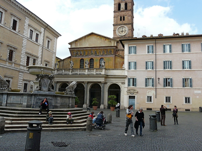 Piazza Santa Maria in Trastevere 19