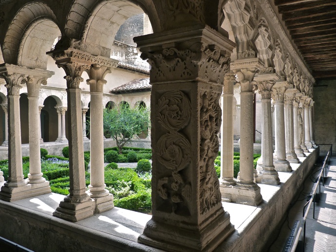 Cloister st Sauveur 1150 11