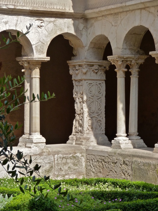 Cloister st Sauveur 1150 3