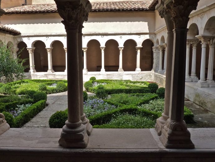 Cloister st Sauveur 1150 4