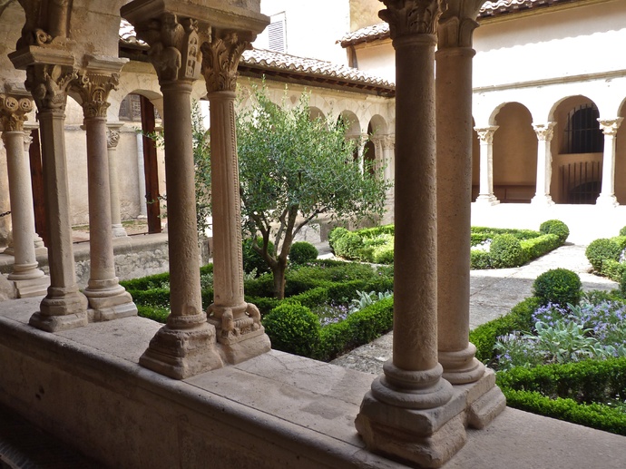Cloister st Sauveur 1150 5