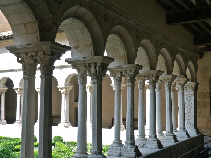 Cloister st Sauveur 1150 7