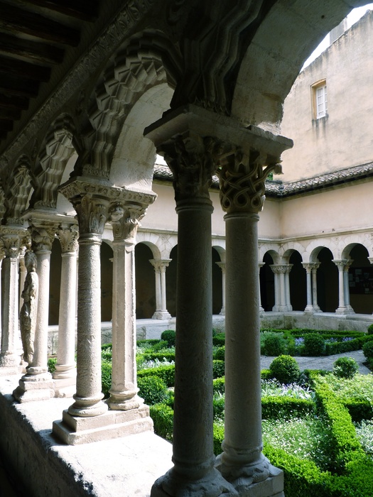 Cloister st Sauveur 1150 8