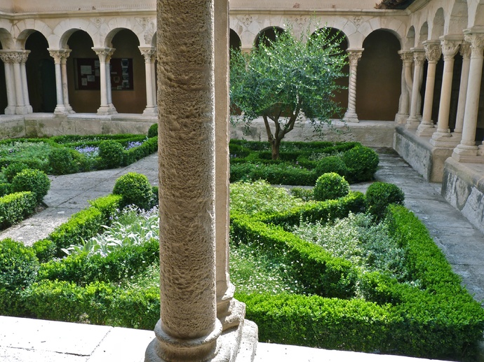 Cloister st Sauveur 1150 9