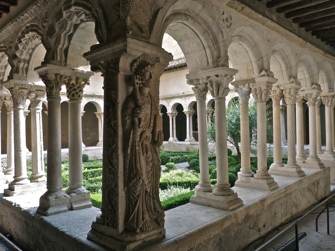 Cloister st Sauveur 1150 st Pierre 2