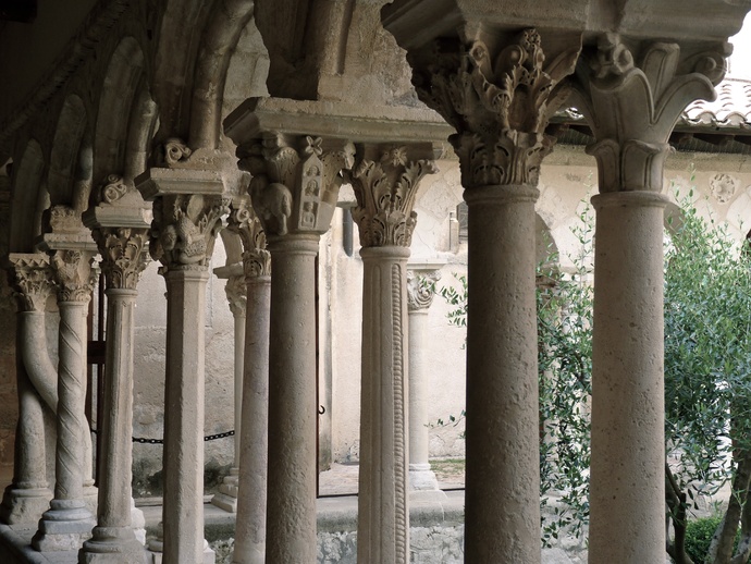 Cloister st Sauveur 1150