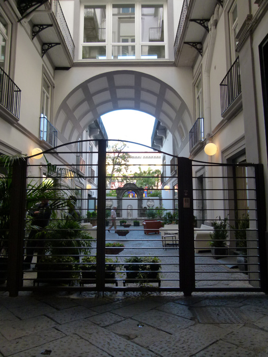 Chiostro di Santa Chiara Entrada